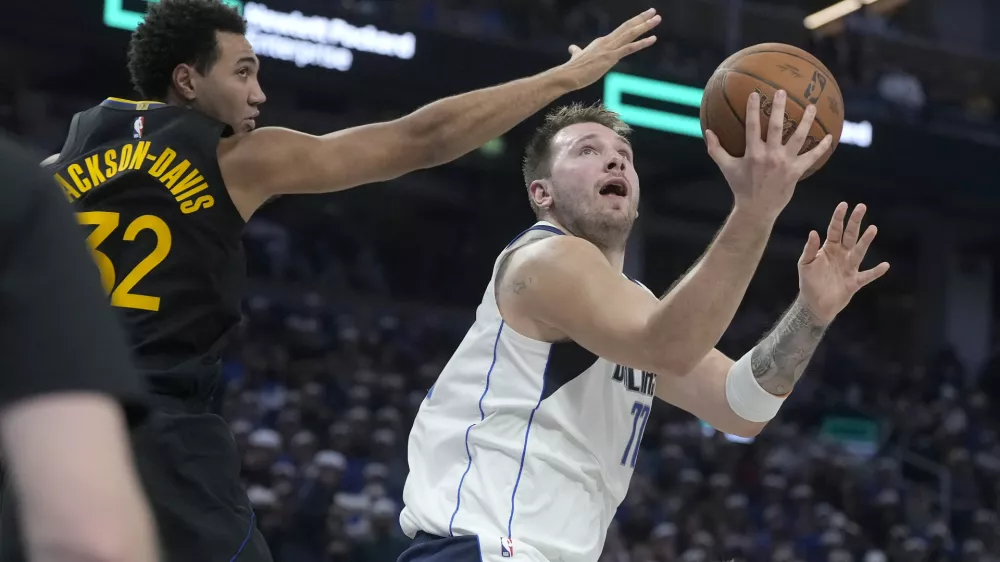 Luka Dončić (z žogo) in soigralci iz Dallasa so proti ekipi Golden State Warriors doživeli že šesti poraz v letošnji sezoni. Foto: AP