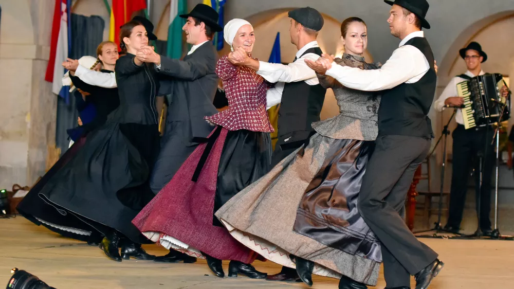 Ples sotiš na folklornem festivalu v Beltincih leta 2018. Foto: Boštjan Rous