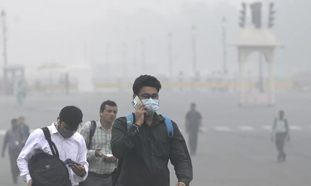 Office goers walk amidst a dense layer of smog as the air quality index indicates 'severe' category early morning in New Delhi, India, Wednesday, Nov.13, 2024. (AP Photo)