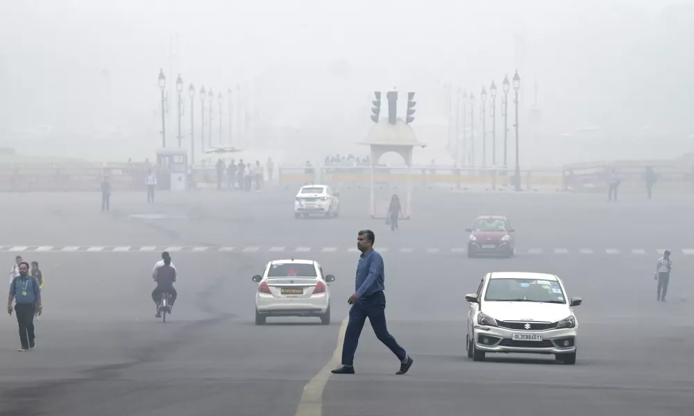 Office goers walk amidst a dense layer of smog as the air quality index indicates 'severe' category early morning in New Delhi, India, Wednesday, Nov.13, 2024. (AP Photo)