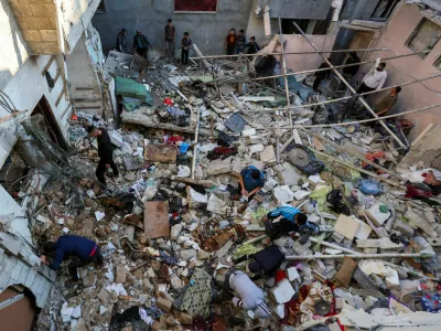 Palestinians inpect the site of an Israeli strike on a house in Nuseirat in the central Gaza Strip November 13, 2024. REUTERS/Ramadan Abed