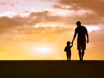 Loving father walking side by side with son holding hands. / Foto: Kieferpix