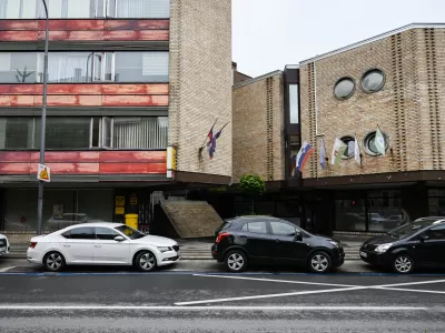 Mestna občina Ljubljana namerava znižati ceno za prodajo poslovnih prostorov v stavbi na Resljevi cesti 14. Foto: Nik Erik Neubauer 