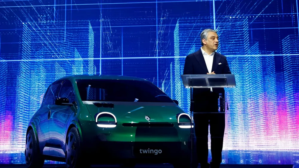 FILE PHOTO: Luca de Meo, Chief Executive Officer of Renault Group, delivers a speech next to a new Renault Twingo electric car during Renault Group capital market day for its new electric vehicle unit Ampere, in Paris, France, November 15, 2023. REUTERS/Gonzalo Fuentes/File Photo