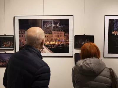 V zgodovinskem atriju ljubljanske mestne hiše je na ogled skupinska fotografska razstava Moja Ljubljana, na kateri se s svojimi deli predstavlja šestindvajset članov ljubljanskega fotokluba. Foto: Nik Erik Neubauer