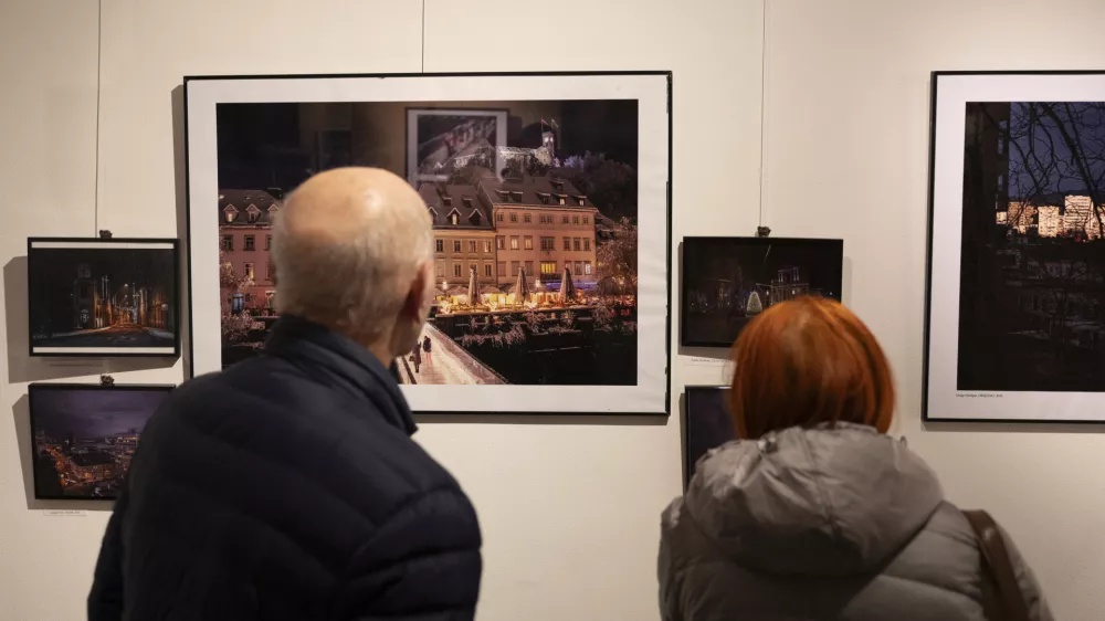 V zgodovinskem atriju ljubljanske mestne hiše je na ogled skupinska fotografska razstava Moja Ljubljana, na kateri se s svojimi deli predstavlja šestindvajset članov ljubljanskega fotokluba. Foto: Nik Erik Neubauer