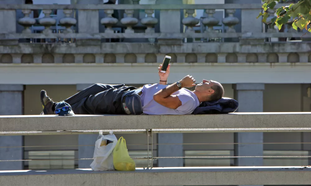 ﻿- simbolična fotografija 2017 - počitek - turisti v Ljubljani - mobilni pametni telefon - komunikacija //FOTO: Tomaž Skale