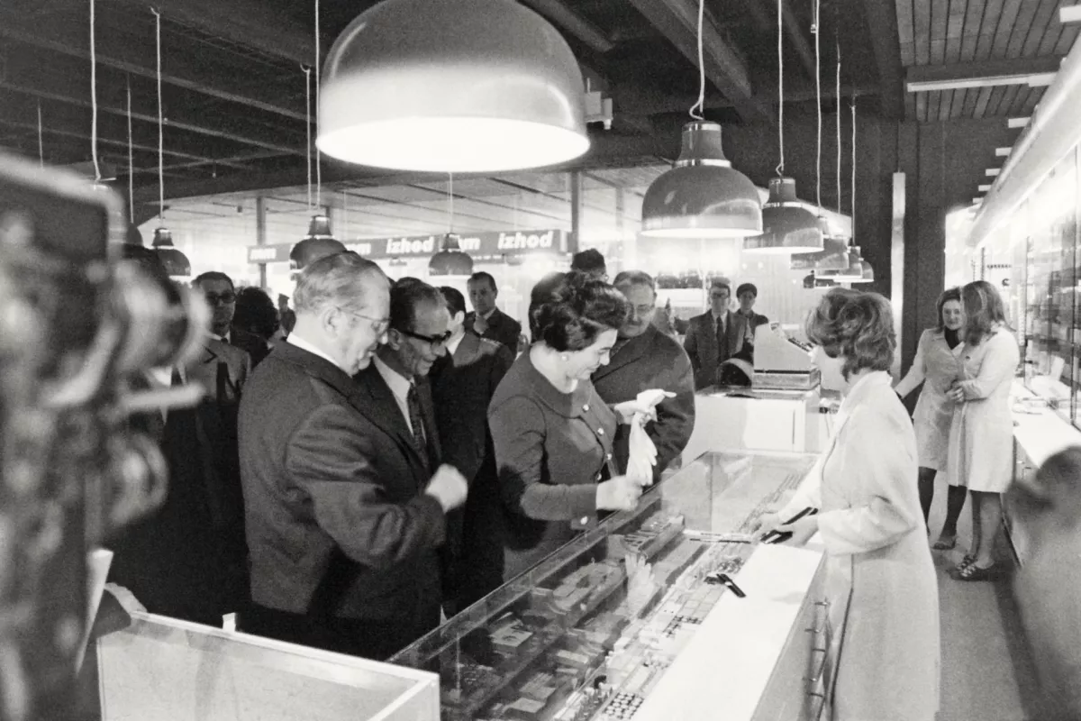 Josip Broz Tito in Jovanka Broz v Maximarketu. Ljubljana, januar 1972. Foto: Nace Bajželj, hrani: MNSZS.