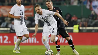 Soccer Football - Nations League - Group Stage - Austria v Slovenia - Ernst Happel Stadion, Vienna, Austria - November 17, 2024 Slovenia's Zan Karnicnik in action with Austria's Marcel Sabitzer REUTERS/Lisa Leutner