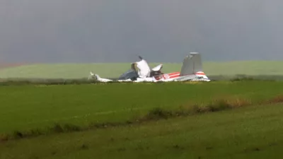 Letalo cessna je strmoglavilo v bližini nogometnega igrišča v Gančanih pri Beltincih. Foto: Tadej Regent, Večer