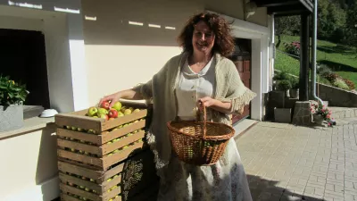 Alenka Korpnik z vetrom v laseh prebira jabolka in razlaga kaj vse bo nastalo iz njih.