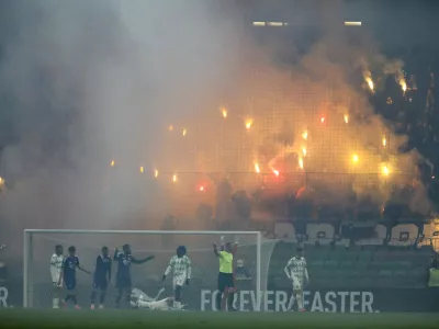 Vlada za huligane predlaga podaljšanje prepovedi udeležbe na športnih prireditvah in zvišanje globe za kršitev tega ukrepa. Foto: Luka Cjuha