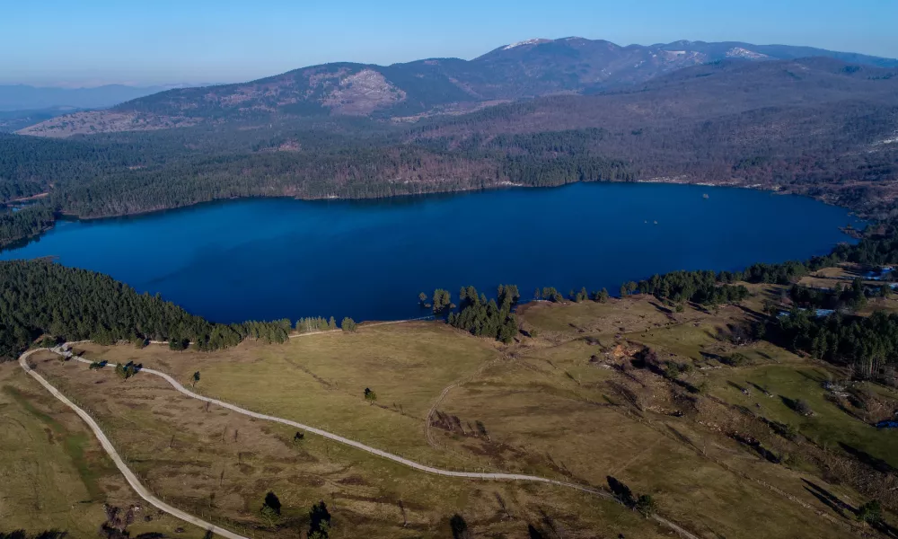 Kadar je v največjem od Pivških presihajočih jezer – Palškem jezeru – voda, je večje od Blejskega jezera. Foto: Uroš Stepišnik / Foto: Uroš Stepišnik