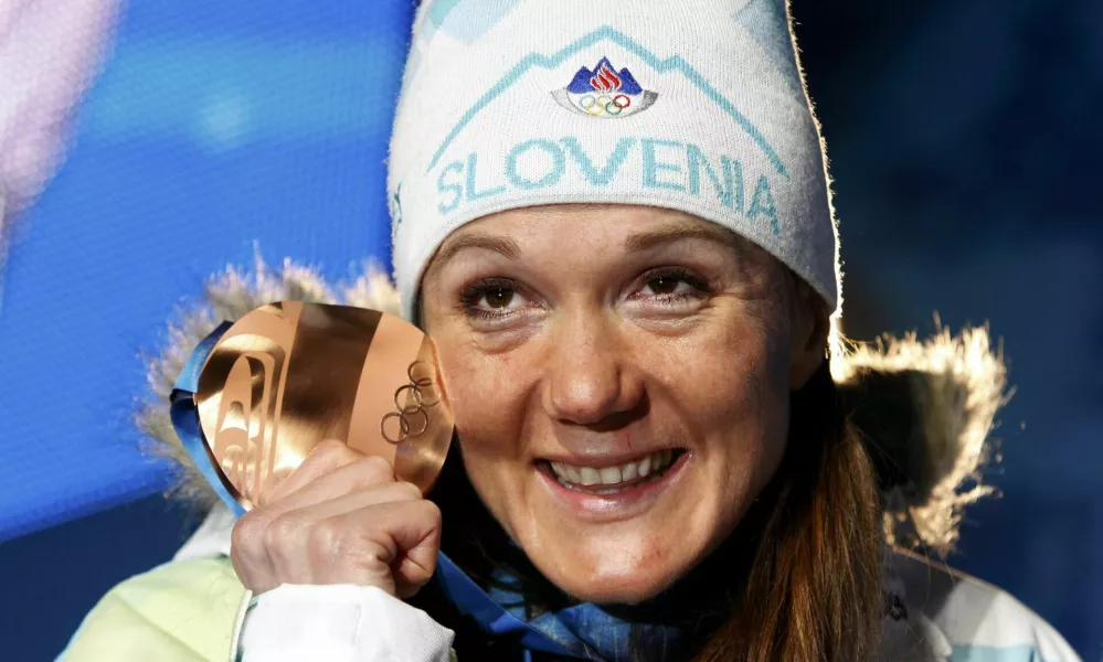 Bronze medallist Petra Majdic of Slovenia poses during the medal ceremony for the women's cross-country skiing individual sprint classic competition at the Vancouver 2010 Winter Olympics, in Whistler, British Columbia, February 17, 2010. REUTERS/Leonhard Foeger (CANADA) / Foto: Leonhard Foeger