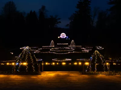 Edinstven je svetlobni obris geometrijsko oblikovanega francoskega vrta. Foto: Miha Kokole, Arboretum Volčji Potok