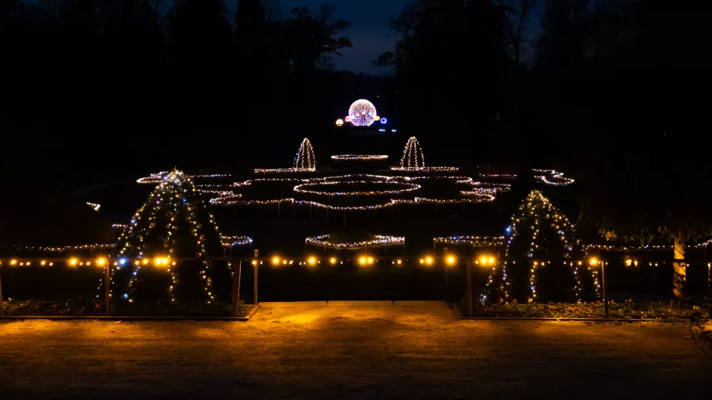 Edinstven je svetlobni obris geometrijsko oblikovanega francoskega vrta. Foto: Miha Kokole, Arboretum Volčji Potok