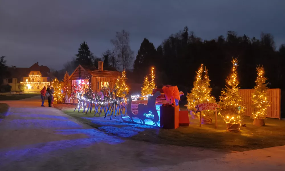 Za otroke so pravljičnost ustvarili na kar treh hektarjih parka. Foto: Klara Kopač, Arboretum Volčji Potok