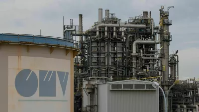 Ruski Gazprom je v soboto ustavil dobave zemeljskega plina avstrijski energetski družbi OMV. »Prekinitev ruskih dobav za OMV ne vpliva na razmere v Sloveniji, prenos plina prek vseh povezovalnih točk s sosednjimi državami poteka brez posebnosti,« pomirja družba Plinovodi. Foto: Reuters