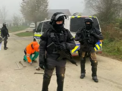 Akcija novomeških komunalcev je potekala ob nadzoru oboroženih policistov. Foto: Komunala Novo mesto