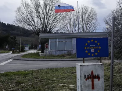 ﻿- 04.02.2015 - Mednarodni mejni prehod Škofije na meji z Italijo - meja Slovenija - Italija - popisan mejni kamen   //FOTO: Jaka Gasar