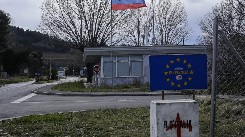 ﻿- 04.02.2015 - Mednarodni mejni prehod Škofije na meji z Italijo - meja Slovenija - Italija - popisan mejni kamen   //FOTO: Jaka Gasar