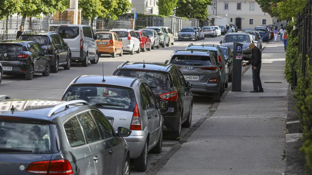 - parkomat - parkirni avtomat04.05.2023 - Parkiranje v Ljubljani - mirujoči promet - javna parkirišča - modra cona - Ljubljanski mestni svet predlaga dvig cen parkiranja, po katerem bi se v vsaki od treh con cena za uro parkiranja podražila za 10 centov. FOTO: Luka Cjuha