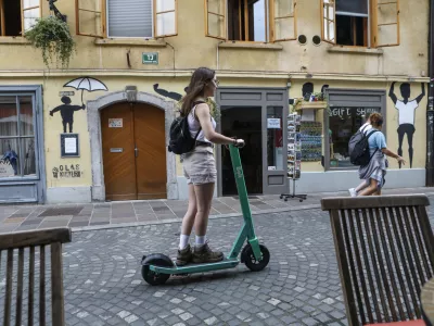 - 31.08.2022 – Električni skiroji podjetja Bolt v Ljubljani – omejitev hitrosti izposojenih e-skirojev v peš coni na pet kilometrov na uro.  //FOTO: Luka Cjuha