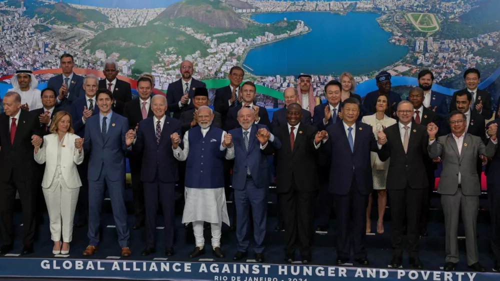 Turkish President Recep Tayyip Erdogan, Italy's Prime Minister Giorgia Meloni, Canada's Prime Minister Justin Trudeau, U.S. President Joe Biden, India's Prime Minister Narendra Modi, Brazil's President Luiz Inacio Lula da Silva, South Africa's President Cyril Ramaphosa, China's President Xi Jinping, Australia's Prime Minister Anthony Albanese and Colombia's President Gustavo Petro hold hands as they pose with other leaders for a group photo during the G20 summit at the Museum of Modern Art in Rio de Janeiro, Brazil, November 19, 2024. REUTERS/Ricardo Moraes