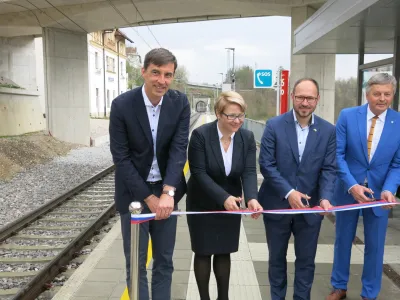 Radovljica.<br>Slovesnost ob zakljucku nadgradnje zelezniske proge na relaciji Kranj-Jesenice.<br>Jeseniski zupan Blaz Racic, vodja predstavnistva Evropske komisije v Sloveniji Jerneja Jug Jerse, minister za infrastrukturo Jernej Vrtovec in radovljiski zupan Ciril Globocnik.