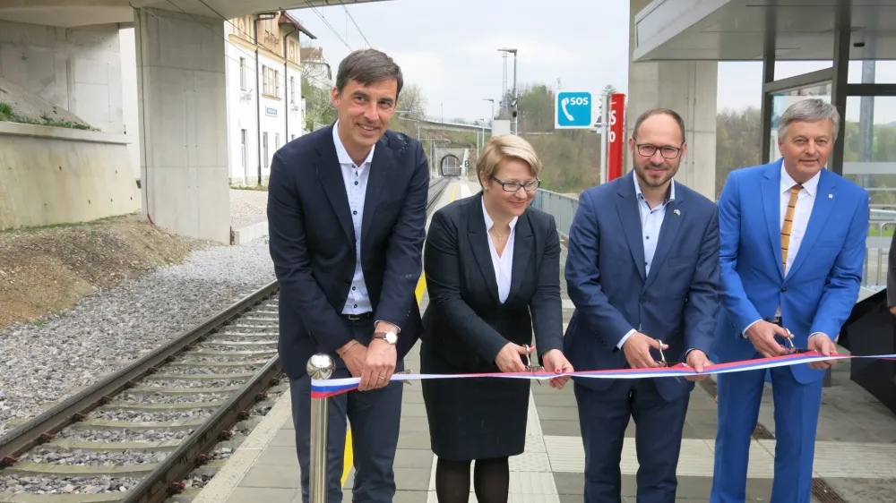 Radovljica.<br>Slovesnost ob zakljucku nadgradnje zelezniske proge na relaciji Kranj-Jesenice.<br>Jeseniski zupan Blaz Racic, vodja predstavnistva Evropske komisije v Sloveniji Jerneja Jug Jerse, minister za infrastrukturo Jernej Vrtovec in radovljiski zupan Ciril Globocnik.