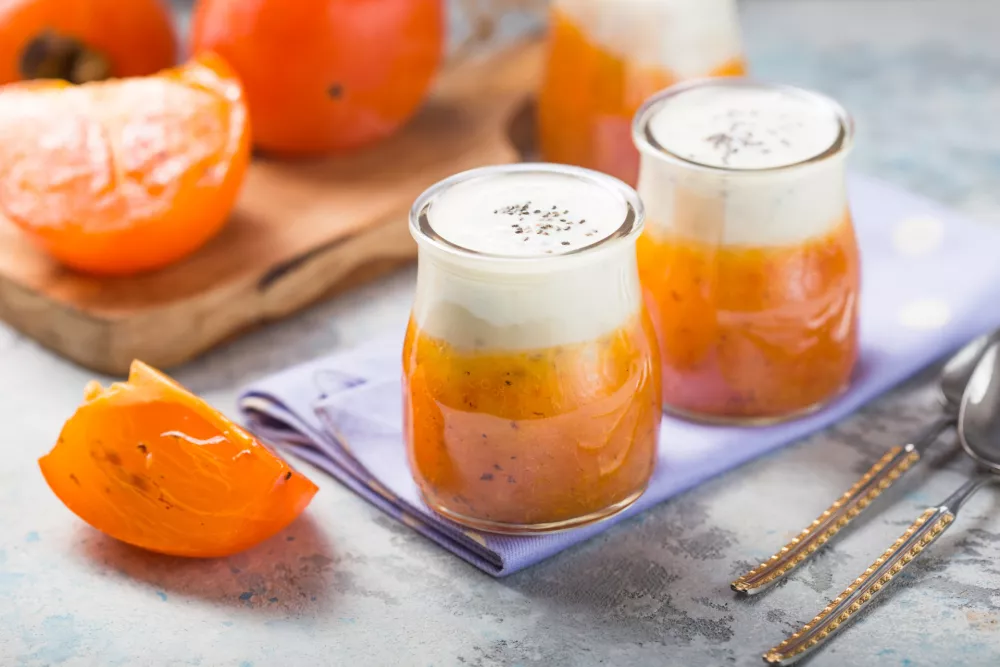 Chia pudding with persimmon. Autumn or winter dessert. light gray background. Healthy vegan, vegetarian breakfast table. / Foto: Gorchittza2012