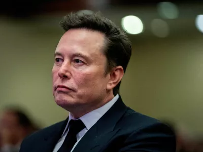 FILE PHOTO: Tesla CEO and X owner Elon Musk listens as US President-elect Donald Trump speaks during a meeting with House Republicans at the Hyatt Regency hotel in Washington, DC, U.S. on November 13, 2024. ALLISON ROBBERT/Pool via REUTERS/File Photo / Foto: Allison Robbert