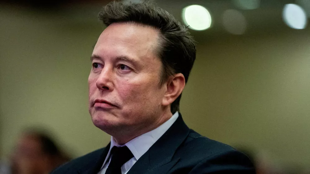 FILE PHOTO: Tesla CEO and X owner Elon Musk listens as US President-elect Donald Trump speaks during a meeting with House Republicans at the Hyatt Regency hotel in Washington, DC, U.S. on November 13, 2024. ALLISON ROBBERT/Pool via REUTERS/File Photo / Foto: Allison Robbert