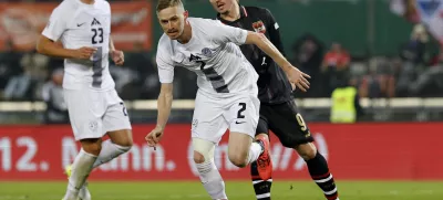 Soccer Football - Nations League - Group Stage - Austria v Slovenia - Ernst Happel Stadion, Vienna, Austria - November 17, 2024 Slovenia's Zan Karnicnik in action with Austria's Marcel Sabitzer REUTERS/Lisa Leutner