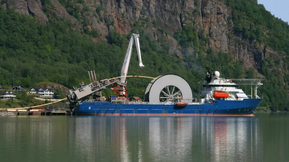 "Cable ship in a harbor at the Sognefjord, Norway." / Foto: Tomassino