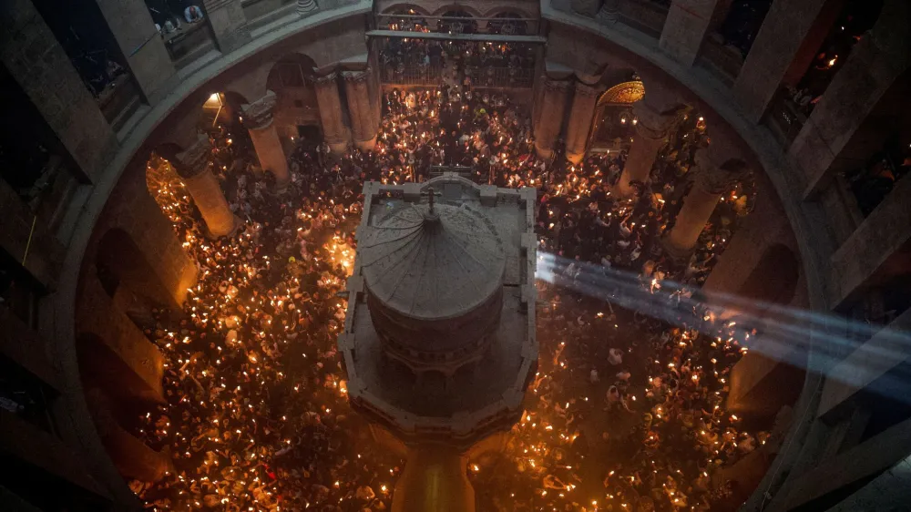 Orthodox Christian worshippers attend the Holy Fire ceremony at the Church of the Holy Sepulchre in Jerusalem's Old City, April 15, 2023. REUTERS/Afif H. Amireh    NO RESALES. NO ARCHIVES.   TPX IMAGES OF THE DAY