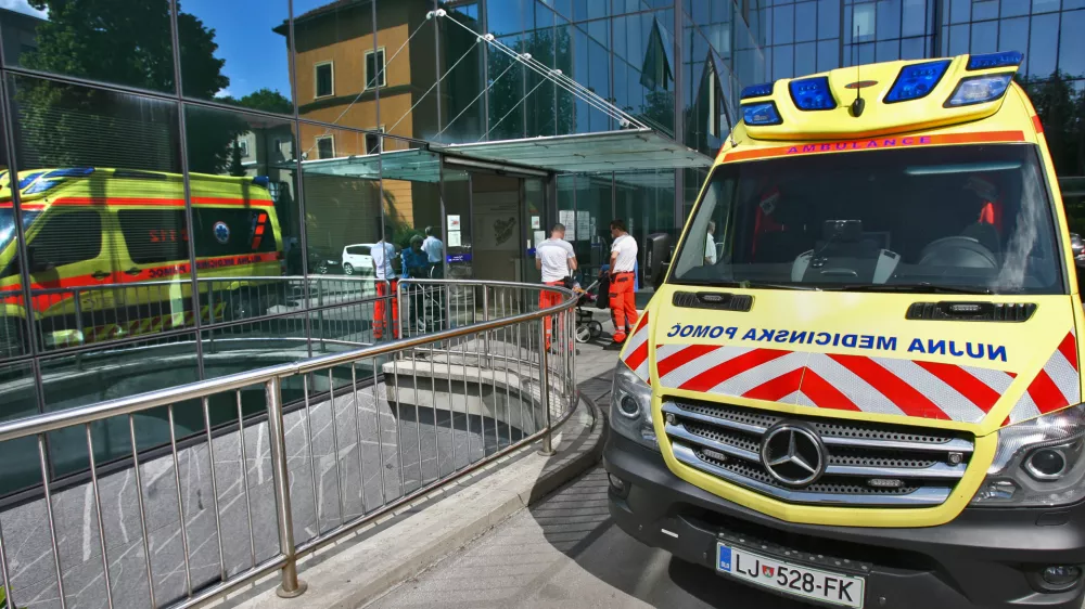 ﻿- Univerzitetni klinični center v Ljubljani (UKC) - Klinika za otorinolaringologijo in cervikofacialno kirurgijo (ORL) - rešilec - reševalno vozilo - - 28.05.2015 - celodnevna stavka in protest zdravnikov - s celodnevno stavko so zdravniki in zobozdravniki zahtevali višje plače in spremembo normativov, vseeno pa so oskrbeli vse nujne primere, otroke in starejše od 65 let, nosečnice, porodnice in tudi bolnike z rakom - protest - zdravstvo //FOTO: Tomaž Skale