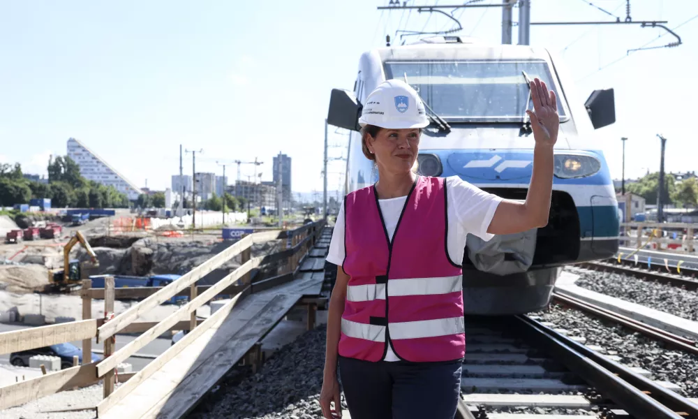 ministrica za infrastrukturo Alenka Bratušek- 08.08.2024 - Ogled gradbišča nadomestnega železniškega nadvoza na Dunajski cesti - gradbišče, železnica, delavci, gradnja, infrastruktura, vlak //FOTO: Jaka Gasar