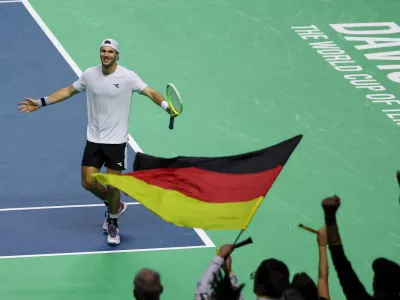 20 November 2024, Spain, Malaga: German tennis player Jan-Lennard Struff celebrates defeating Canada's Denis Shapovalov during the Davis Cup quarter final men's singles tennis match between Germany and Canada. Photo: Frank Molter/dpa