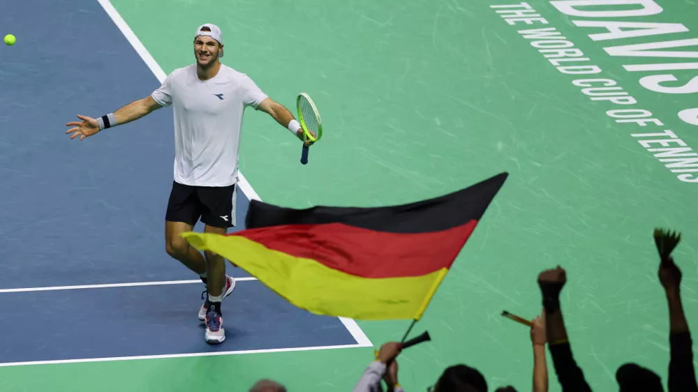 20 November 2024, Spain, Malaga: German tennis player Jan-Lennard Struff celebrates defeating Canada's Denis Shapovalov during the Davis Cup quarter final men's singles tennis match between Germany and Canada. Photo: Frank Molter/dpa