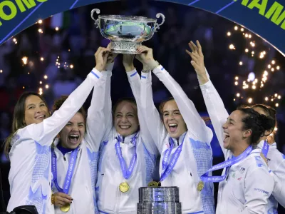 Tennis - Billie Jean King Cup Finals - Final - Italy v Slovakia - Palacio de Deportes Jose Maria Martin Carpena Arena, Malaga, Spain - November 20, 2024 Italy captain Tathiana Garbin, Lucia Bronzetti, Jasmine Paolini, Camila Giorgi, Martina Trevisan and Elisabetta Cocciaretto celebrate with the trophy after winning the Billie Jean King Cup REUTERS/Jon Nazca