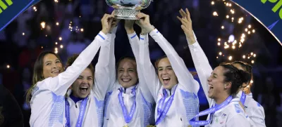 Tennis - Billie Jean King Cup Finals - Final - Italy v Slovakia - Palacio de Deportes Jose Maria Martin Carpena Arena, Malaga, Spain - November 20, 2024 Italy captain Tathiana Garbin, Lucia Bronzetti, Jasmine Paolini, Camila Giorgi, Martina Trevisan and Elisabetta Cocciaretto celebrate with the trophy after winning the Billie Jean King Cup REUTERS/Jon Nazca