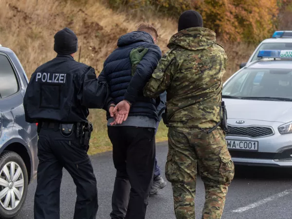 FILED - 12 October 2021, Mecklenburg-Western Pomerania, Pomellen: A German-Polish patrol consisting of German Federal Police officers and officers of the Polish Border Guard practice the correct procedure by means of a fictitious arrest of a suspect on the A11 near Pomellen. The Russian war on Ukraine is considered a significant threat by EU citizens, but irregular migration and terrorism are causing even greater concern, according to a survey published on 20 November. Photo: Stefan Sauer/dpa