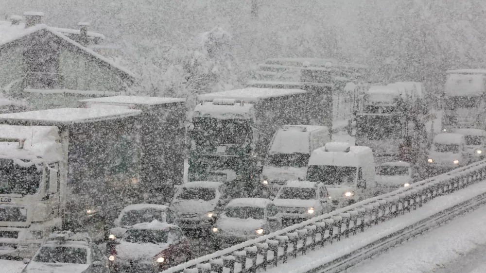 ﻿- ljubljanska obvoznica - kamioni - zastoj - kolona- 02.02.2018 – Obilno sneženje po izjemno toplem in suhem januarju povzročalo nevšečnosti v prometu – sneg - //FOTO: Luka Cjuha. / Foto: Luka Cjuha