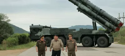 Kim Jong Un si ogleduje testiranje raketnega sistema, fotografijo so objavili septembra. Foto: Profimedia