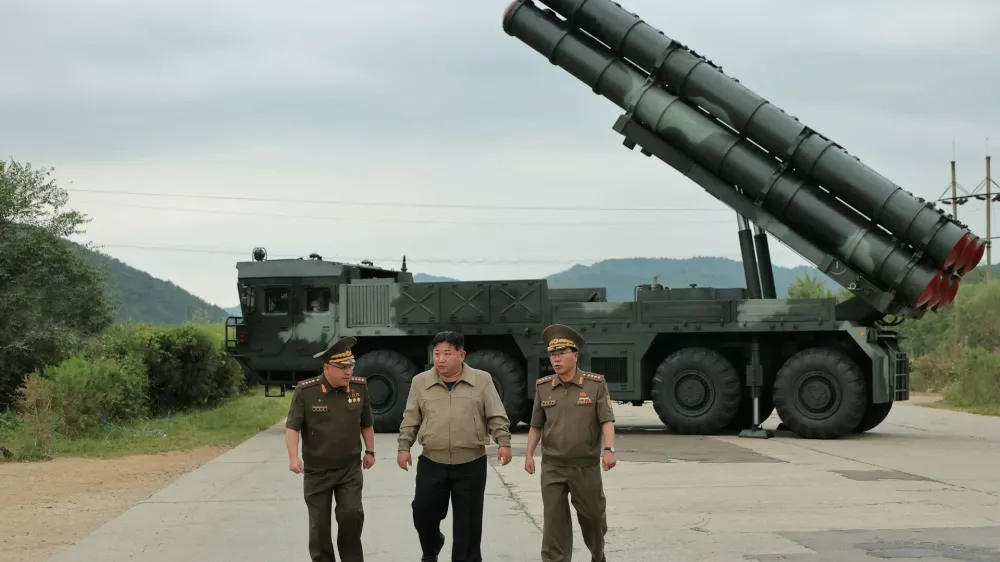 Kim Jong Un si ogleduje testiranje raketnega sistema, fotografijo so objavili septembra. Foto: Profimedia