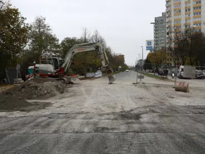 Mestna občina Ljubljana napoveduje sklenitev novega aneksa, ki bo izvajalcema pri rekonstrukciji Linhartove ceste v štiripasovnico ponovno podaljšal rok za dokončanje del. Foto: Luka Cjuha 