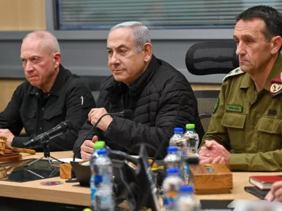 FILED - 23 October 2023, Israel, Tel Aviv: Israeli Prime Minister Benjamin Netanyahu (C) meets with then Minister of Defence Yoav Gallant (L) and IDF Chief-of-Staff Herzi Halevi for a security assessment. The International Criminal Court (ICC)in The Hague issues arrest warrants for Israeli Prime Minister Benjamin Netanyahu, former Israeli defence minister Yoav Gallant and a leader of the Palestinian group Hamas in the Gaza Strip. Photo: Kobi Gideon/GPO/dpa - ATTENTION: editorial use only and only if the credit mentioned above is referenced in full