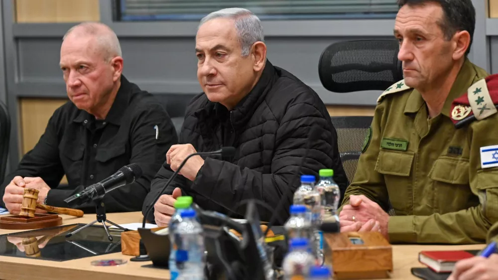 FILED - 23 October 2023, Israel, Tel Aviv: Israeli Prime Minister Benjamin Netanyahu (C) meets with then Minister of Defence Yoav Gallant (L) and IDF Chief-of-Staff Herzi Halevi for a security assessment. The International Criminal Court (ICC)in The Hague issues arrest warrants for Israeli Prime Minister Benjamin Netanyahu, former Israeli defence minister Yoav Gallant and a leader of the Palestinian group Hamas in the Gaza Strip. Photo: Kobi Gideon/GPO/dpa - ATTENTION: editorial use only and only if the credit mentioned above is referenced in full