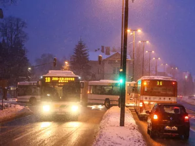 ﻿- 30.01.2015 - Bleiweisova cesta v Ljubljani - prometni zastoj zaradi preusmeritve potniškega prometa - prenove Slovenske ceste - - sneženje - zima - snegifoto: Bojan Velikonja